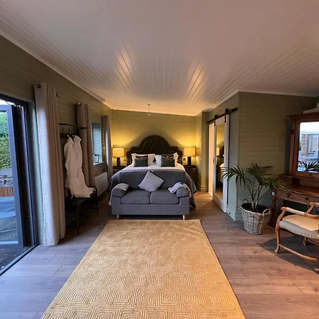 Luxurious One Bedroom Cabin With Private Hot Tub Chalet